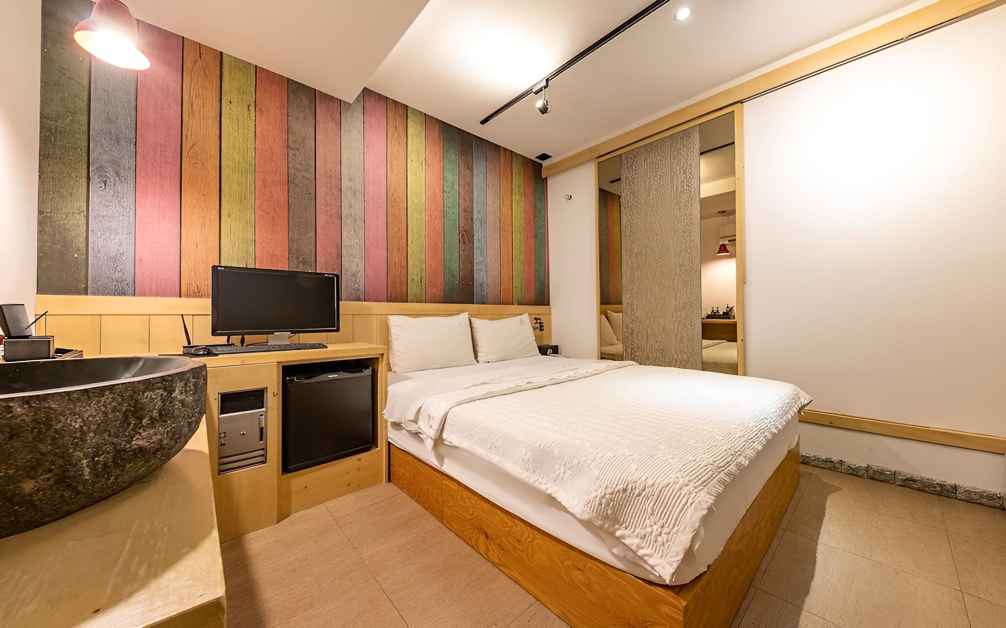 Room (Standard B (Netflix viewing/infinite ) - Photo 2
