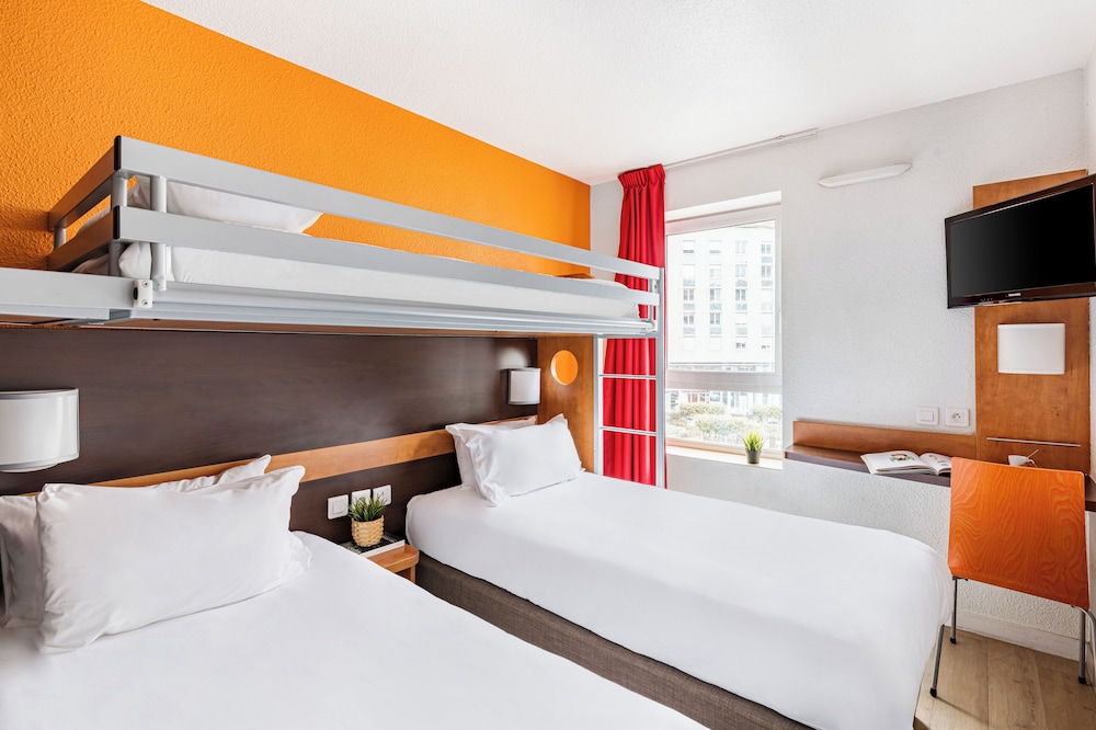 Comfort Room, 3 Twin Beds - Photo 1