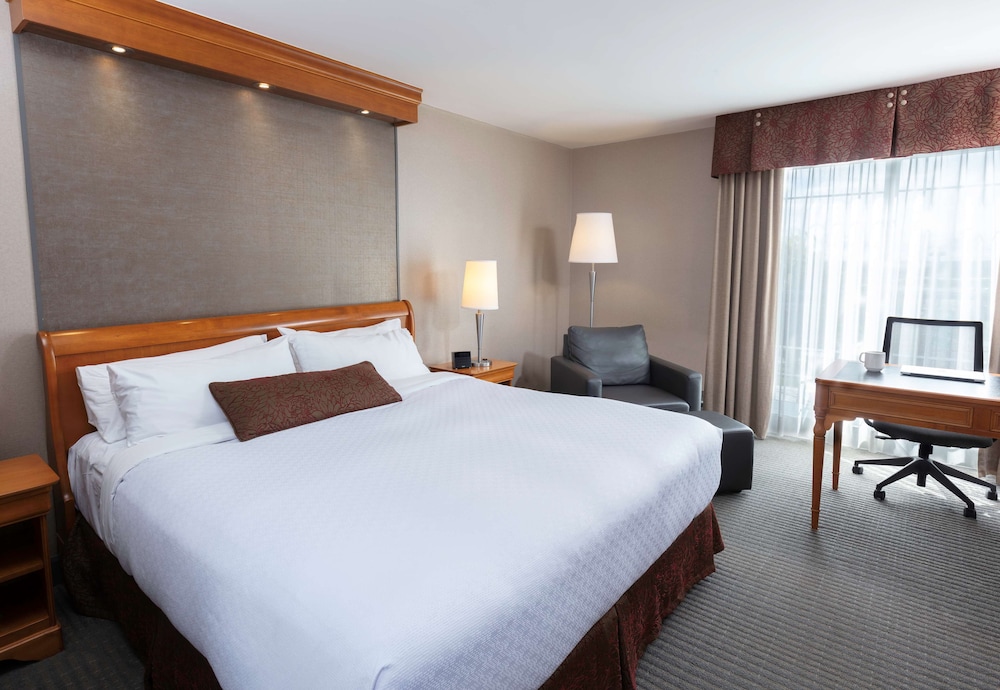 Signature Room, 1 King Bed, Non Smoking, Balcony, Refrigerator & Microwave (Larger Room) - Photo 1