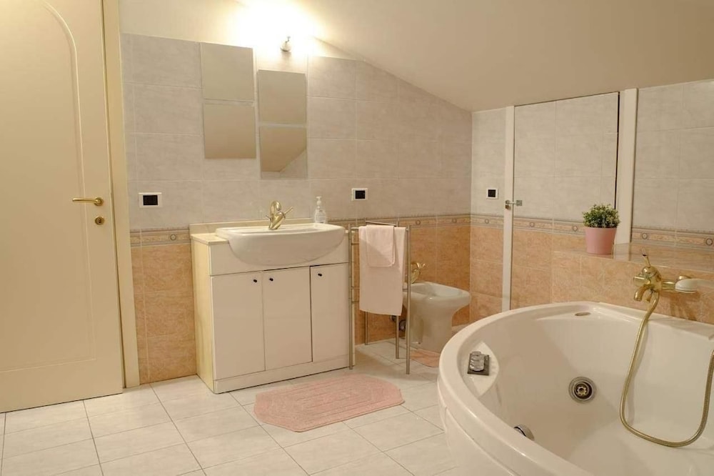 Quadruple Room, Shared Bathroom photo 3