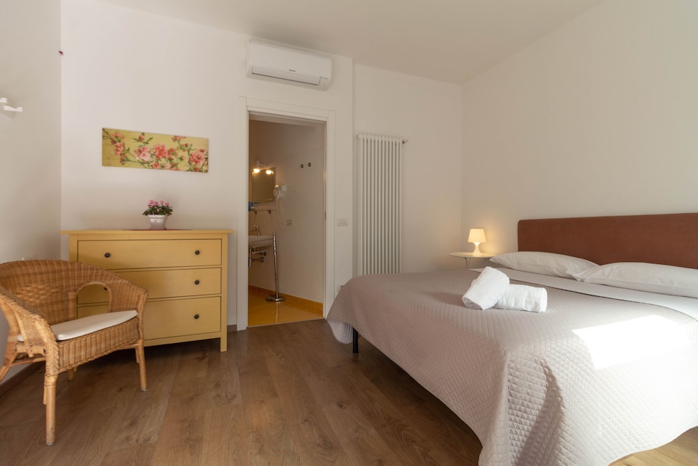 Standard Double Room, Ensuite - Photo 2