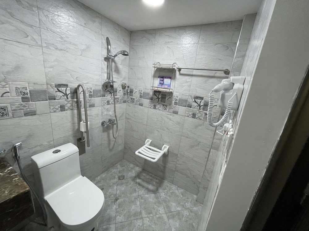 Deluxe Two Bedroom Apartment - Photo 2
