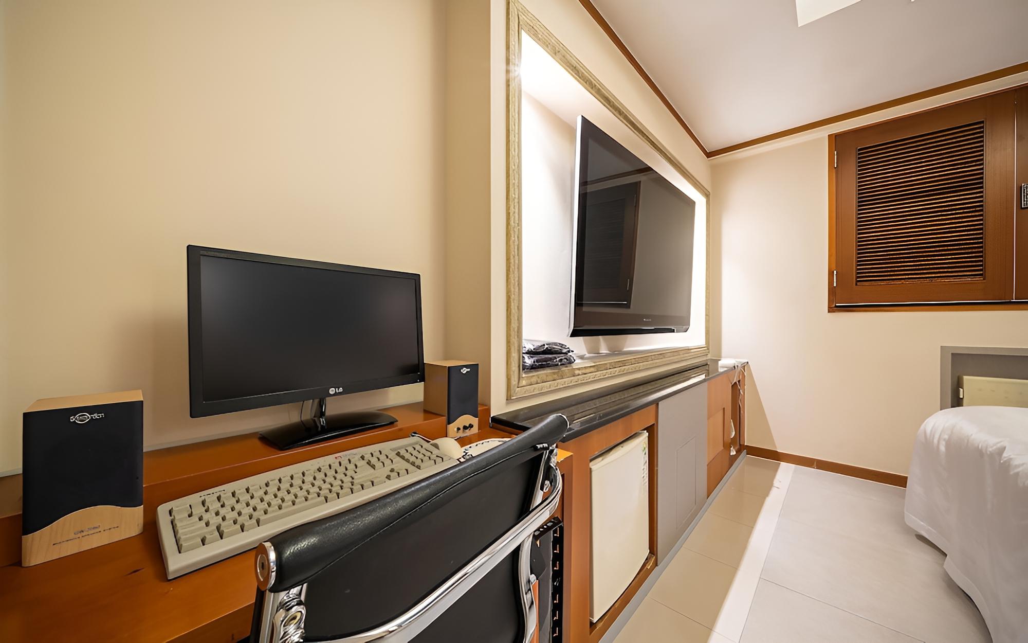 Room (Whirlpool deluxe room (65" TV whirlpo) photo 3