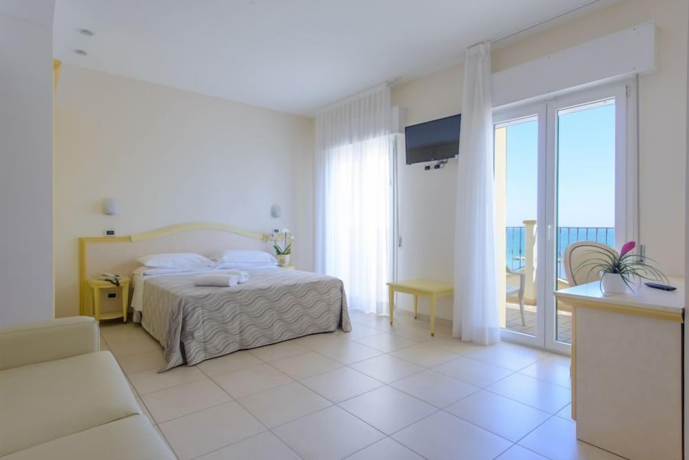 Junior Studio Suite, Partial Sea View photo 1