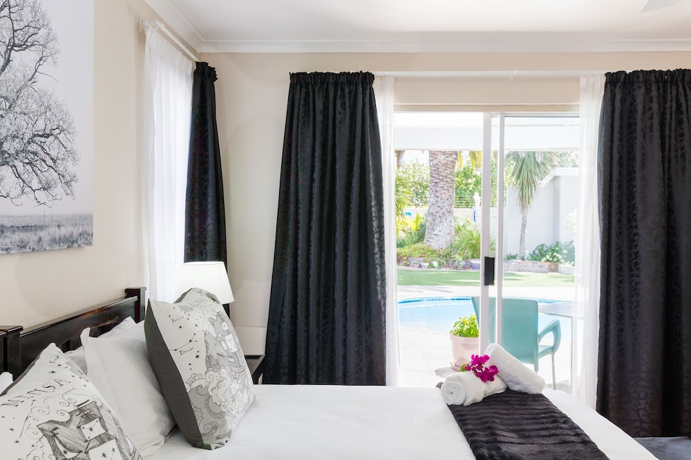 Comfort Room, 1 Bedroom (Pool Facing Twin) photo 1
