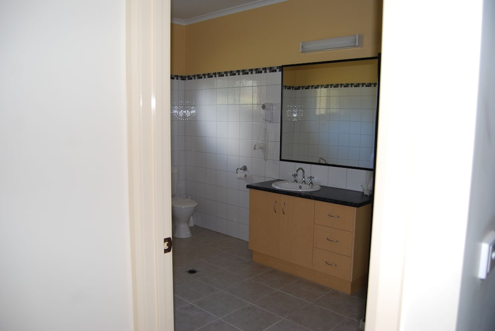 Deluxe Studio, 1 King Bed, Jetted Tub, Courtyard Area photo 3