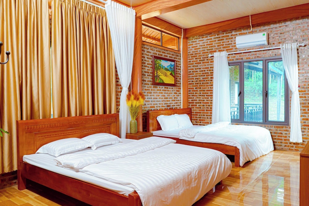 Panoramic Quadruple Room, Hill View photo 2