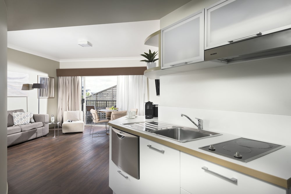 Superior One Bedroom Apartment (king and sofa) - Eco Green Stay photo 2