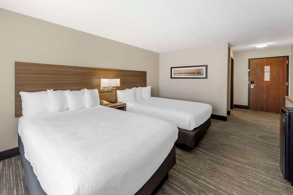 Standard Room, 2 Queen Beds, Non Smoking - Photo 1