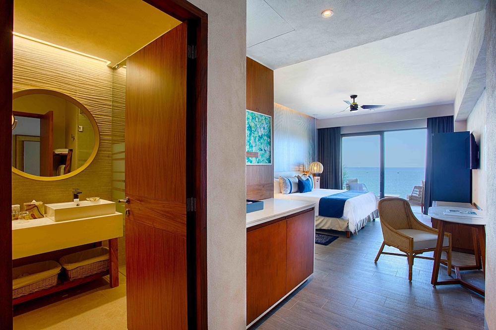 Armony Suite, 1 Bedroom, 1 King Bed, Ocean View - Photo 4