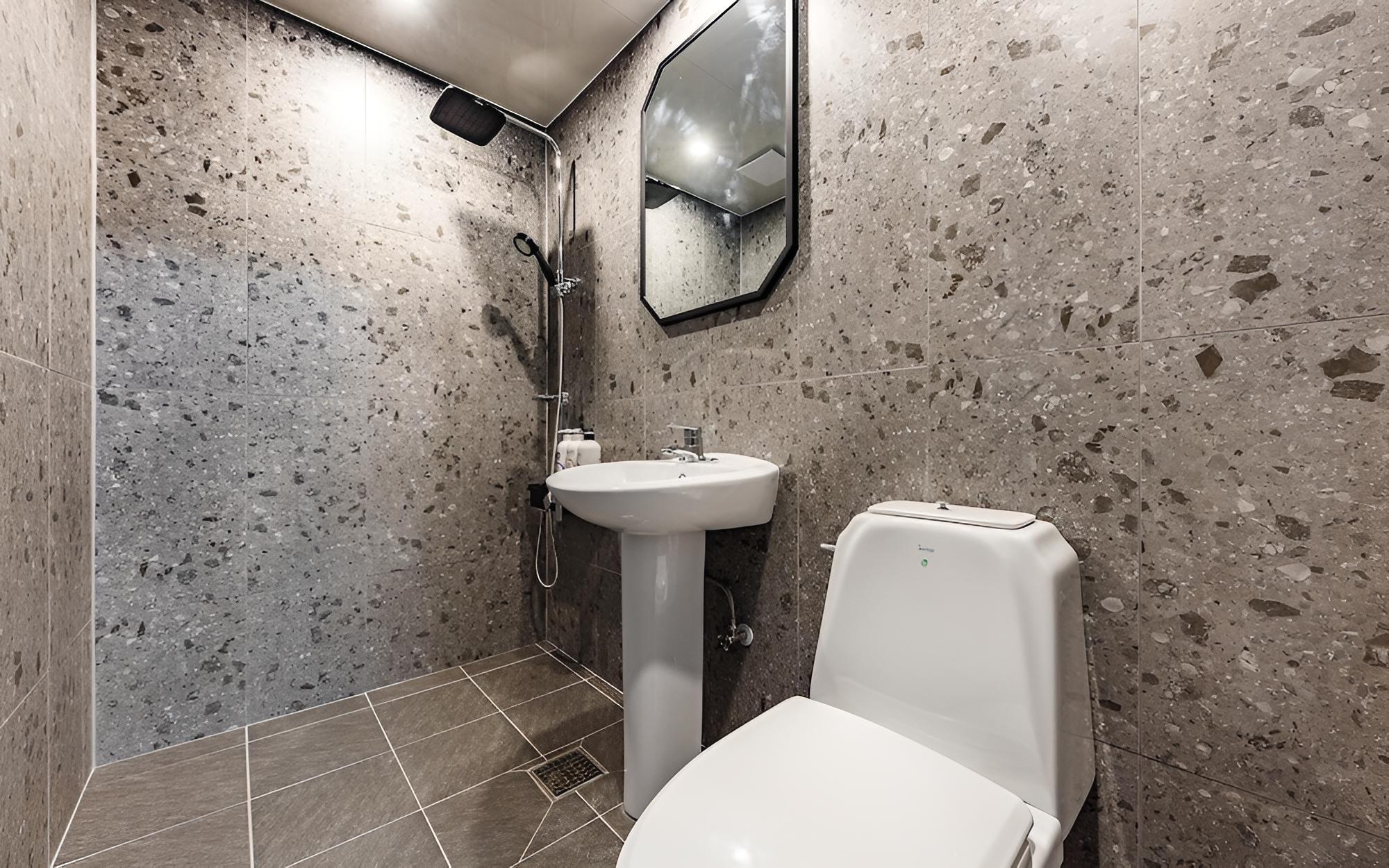 Room (Standard non-smoking room (65" l) - Photo 8