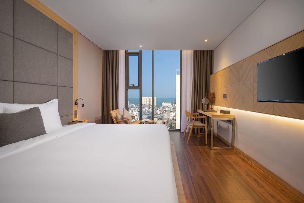 Deluxe Double Room, Bathtub, City View photo 3