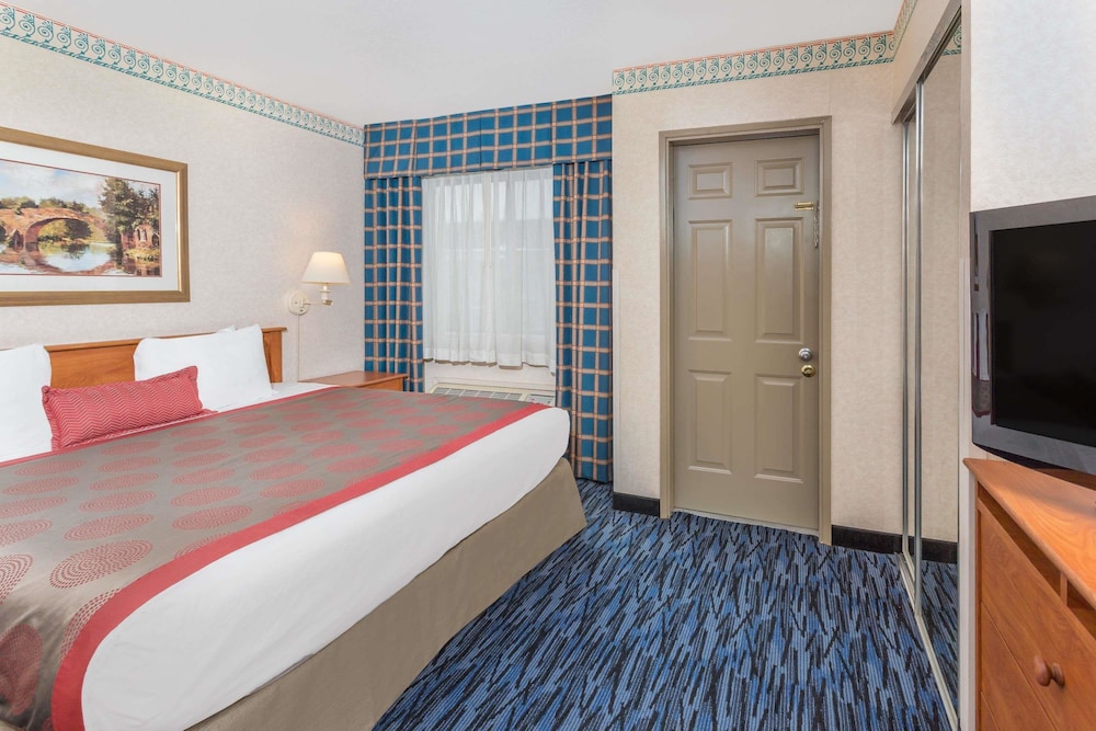 Suite, 1 King Bed with Sofa bed, Non Smoking (1 King Bed with SofaBed) - Photo 4
