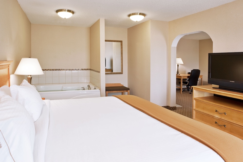 Suite, 1 King Bed, Jetted Tub - Photo 1