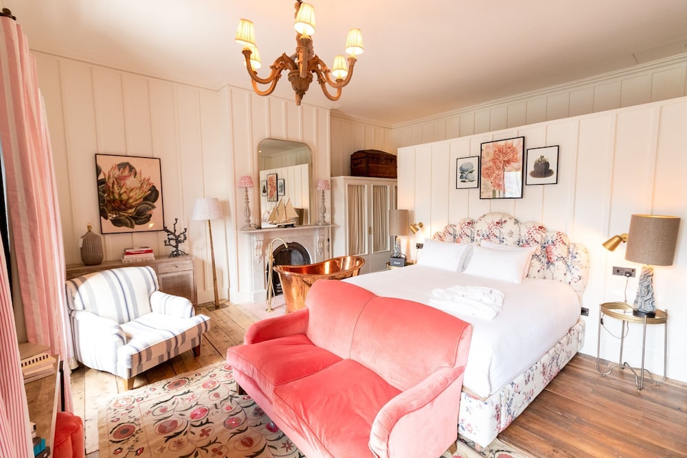 The Townhouse Suite - Photo 4