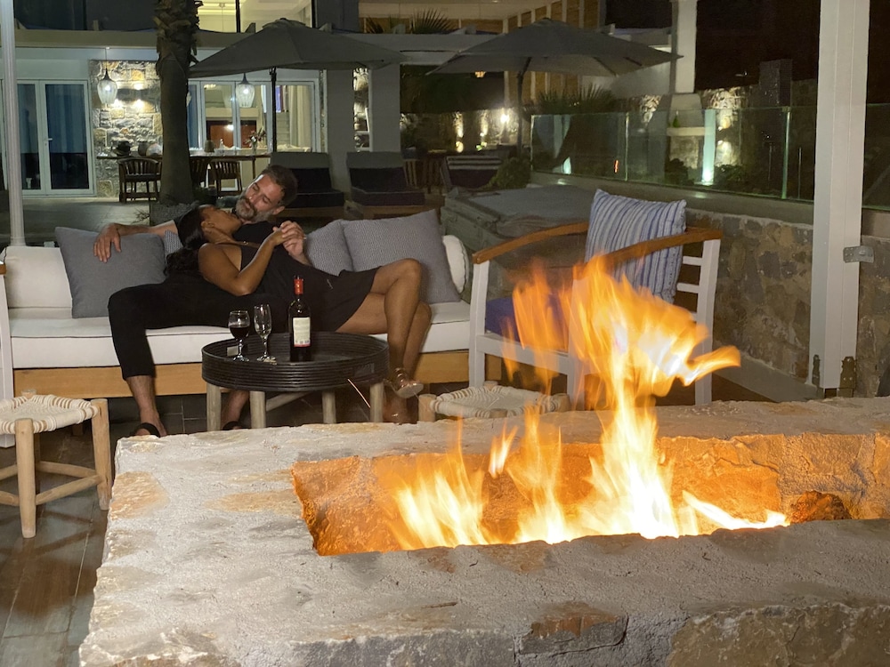 Beachfront Royal Villa with Private Pool and Hot Tub thumbnail 6