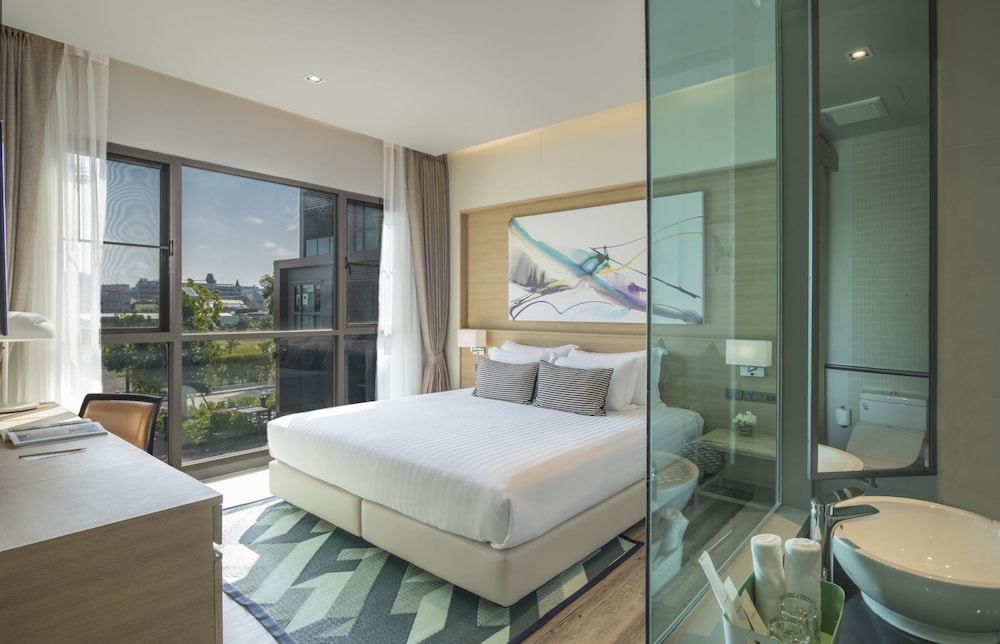 One Bedroom Pool View Tower B photo 2