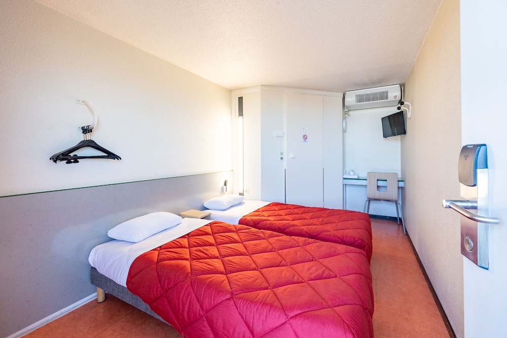 Standard Room, 2 Twin Beds - Photo 2