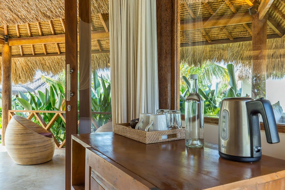 Exclusive Room, 1 King Bed, Pool View photo 2