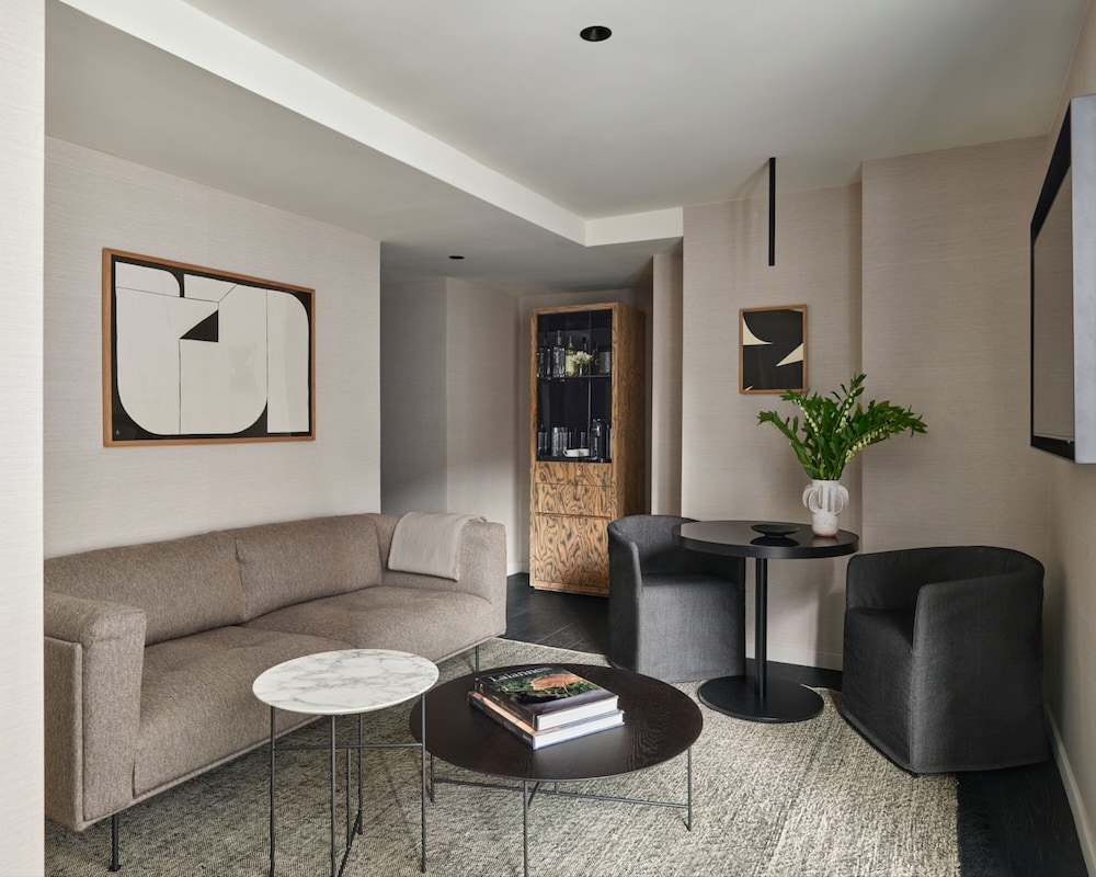 Empire State Suite with Terrace thumbnail 6