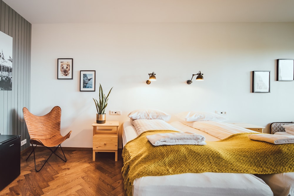 Deluxe Twin Room (2)
