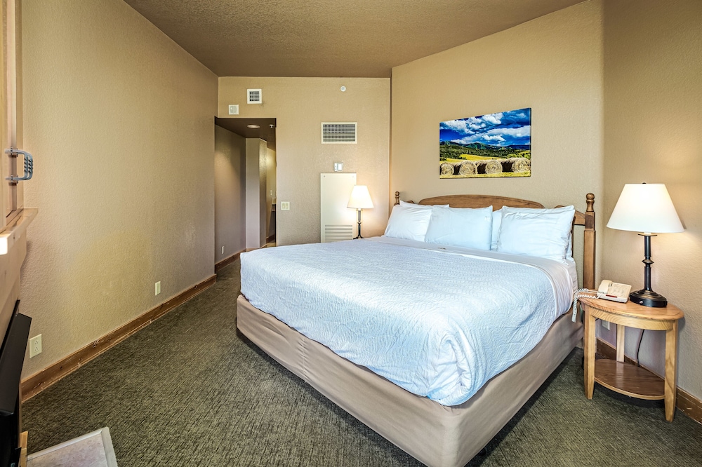 Condo, 2 Bedrooms (1 King, 2 Queen, 3 bath)