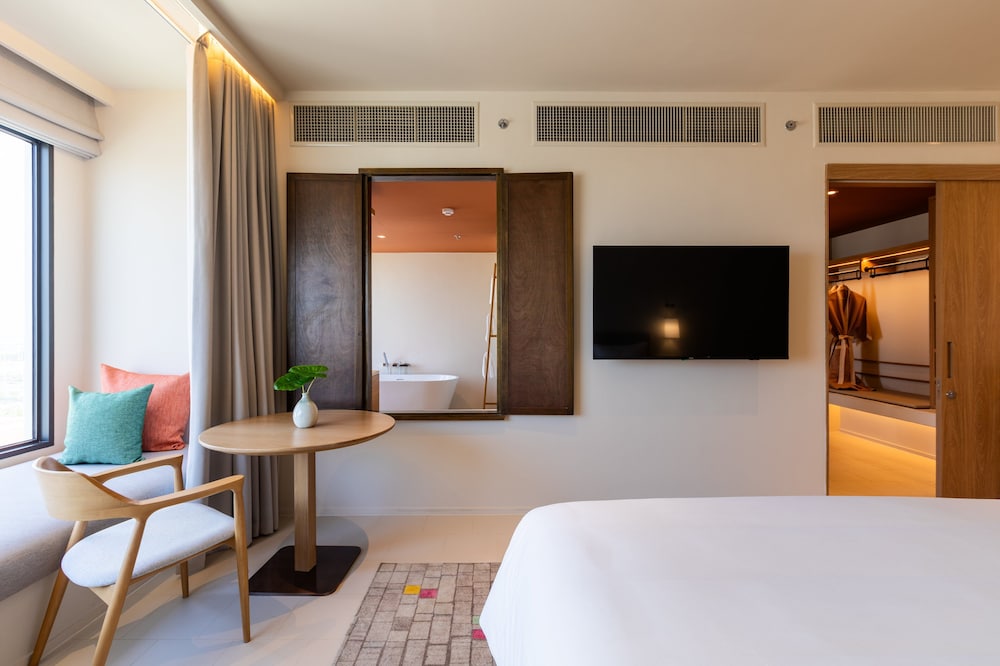 Suite, 1 King Bed - Photo 5