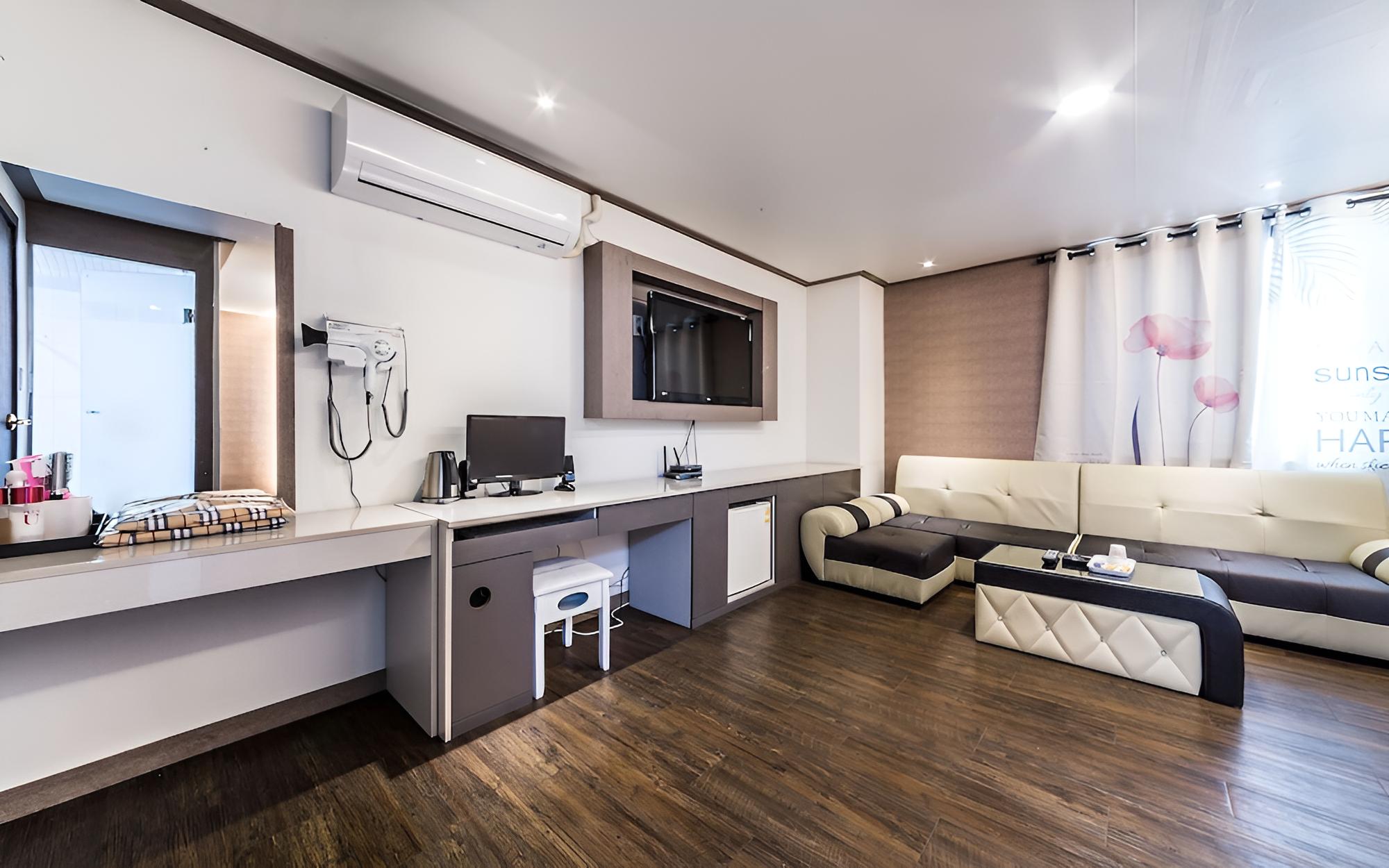 Room (Luxury Suite) photo 3