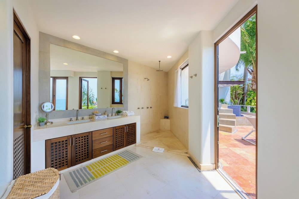 Romantic Suite, 1 King Bed, Hot Tub, Ocean View photo 2