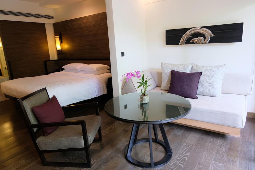 Deluxe Room, 1 King Bed (Club Access) - Photo 7