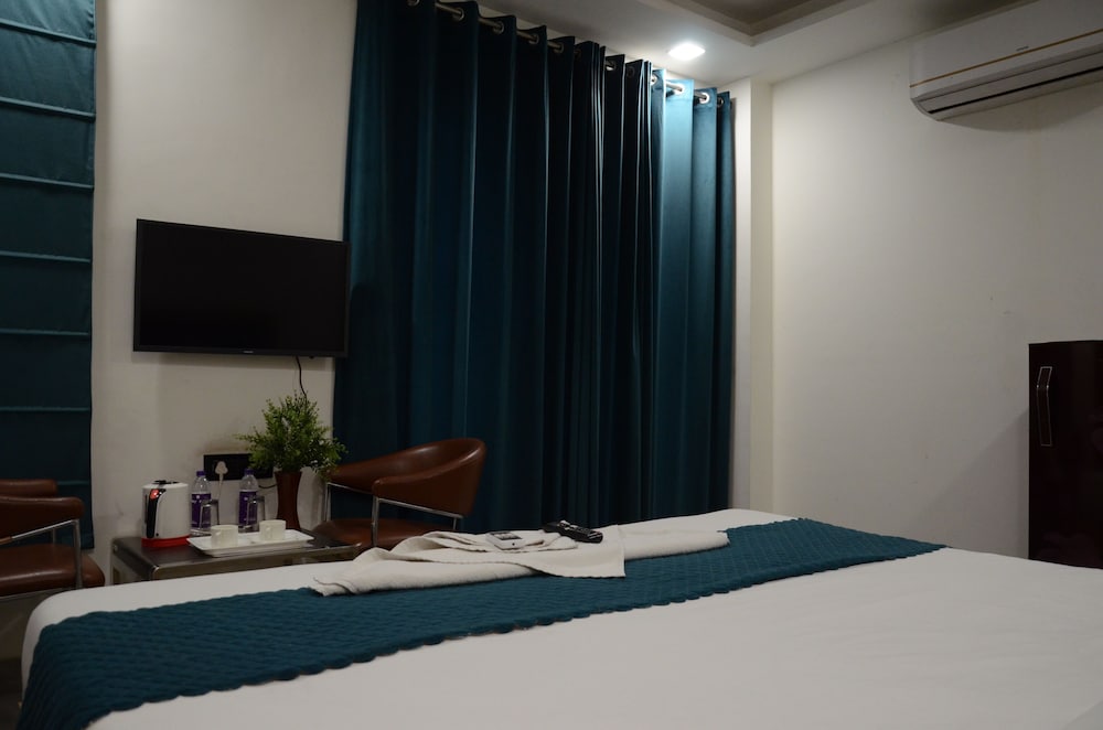 Premium Single Room, Balcony, Garden View