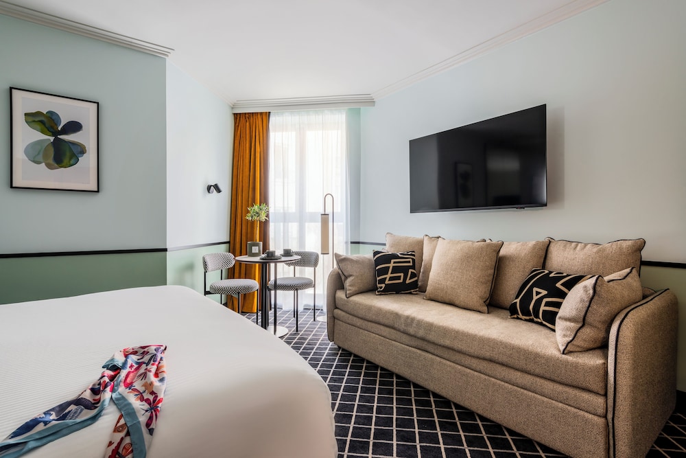 Deluxe Room, 1 Double Bed with Sofa bed, Accessible photo 3