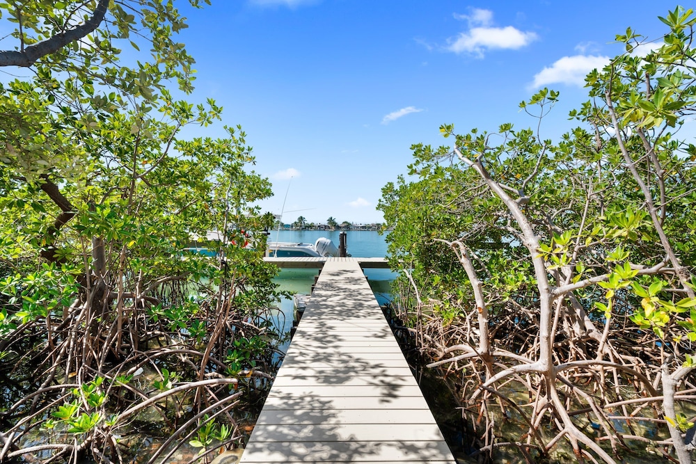 Luxury Seaside Escape ~ Heated Pool w Jacuzzi ~ Elevator ~ Dock ~ Scenic Views, Billede 21