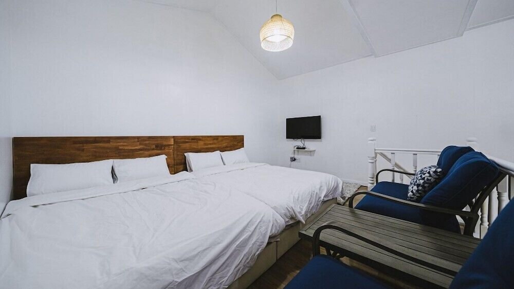 Room - Photo 7