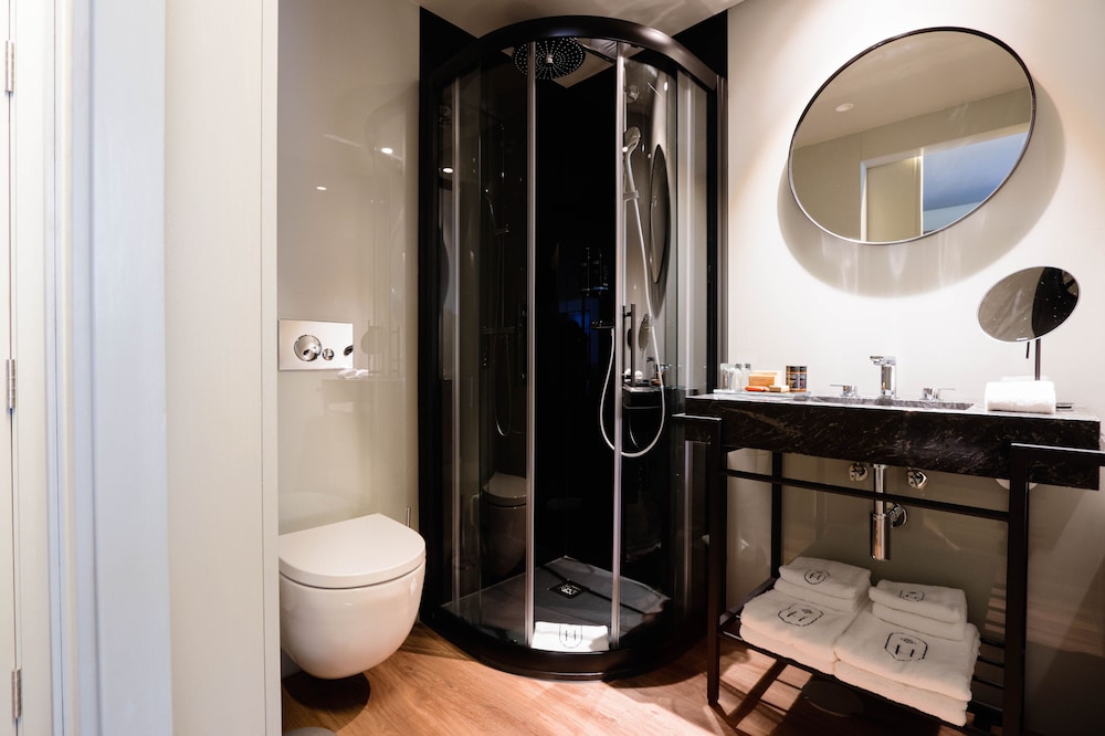 Classic Room with terrace thumbnail 6
