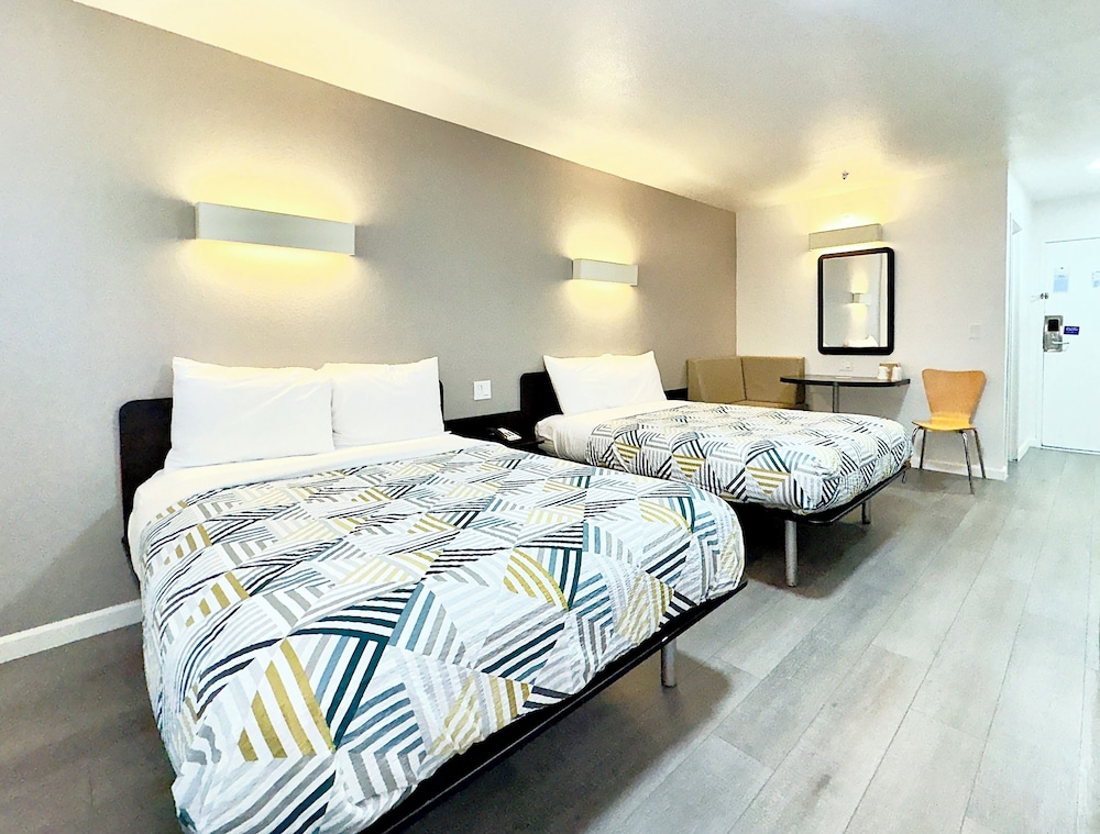 Standard Room, 2 Double Beds, Non Smoking photo 3