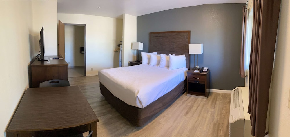 Standard Room, 1 King Bed, Accessible, Refrigerator & Microwave - Photo 2