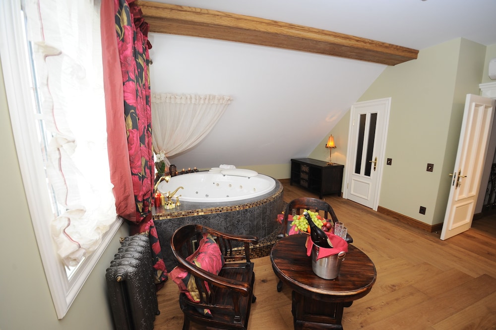 Luxury Suite, Jetted Tub, Lake View photo 2