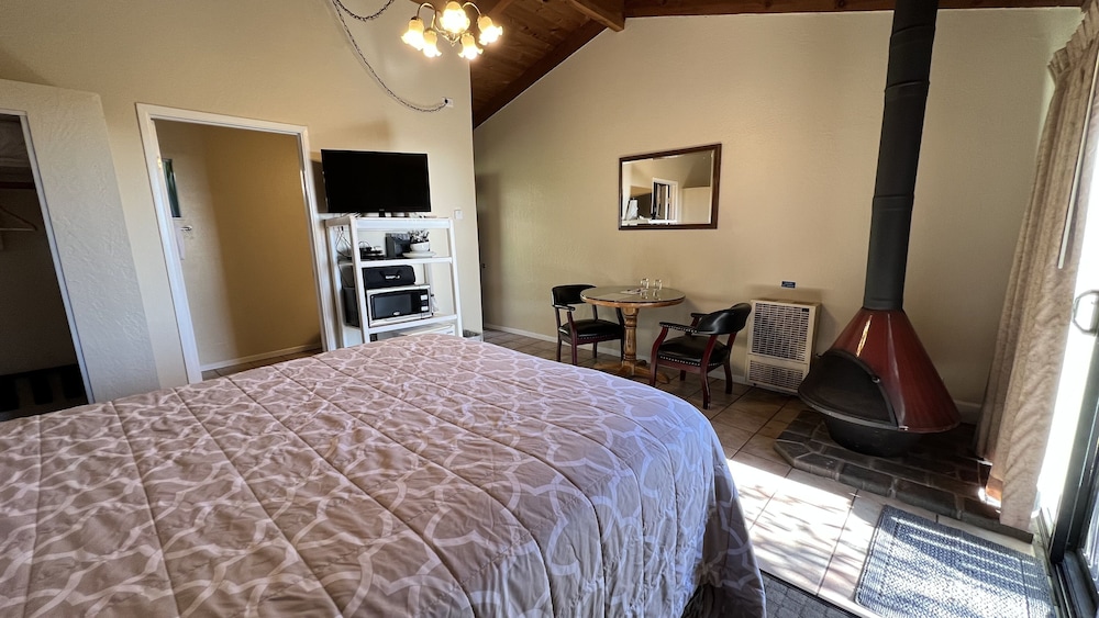Standard Room, 1 Queen Bed, Fireplace, Ocean View photo 1
