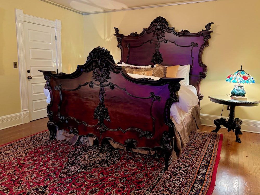Exclusive Suite, 1 King Bed, Courtyard Area