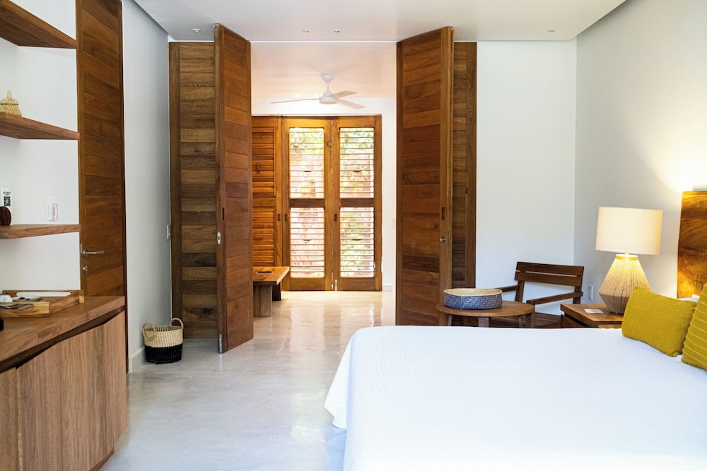 Suite, 1 King Bed, Pool View photo 1