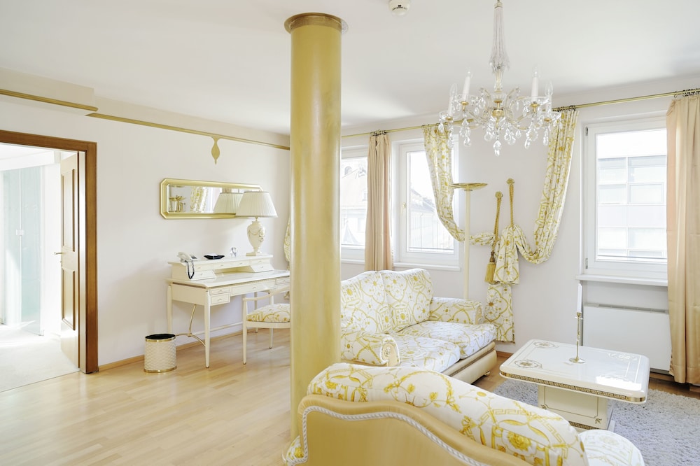 Deluxe Double Room thumbnail 5