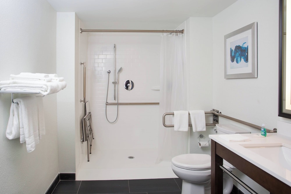 Room, 2 Queen Beds (Mobility/Hearing Access, Roll-In Shwr) - Photo 6