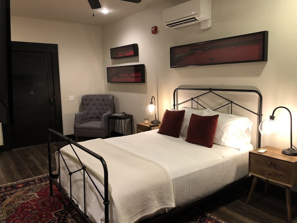 Deluxe Single Room, 1 King Bed, No Windows photo 1
