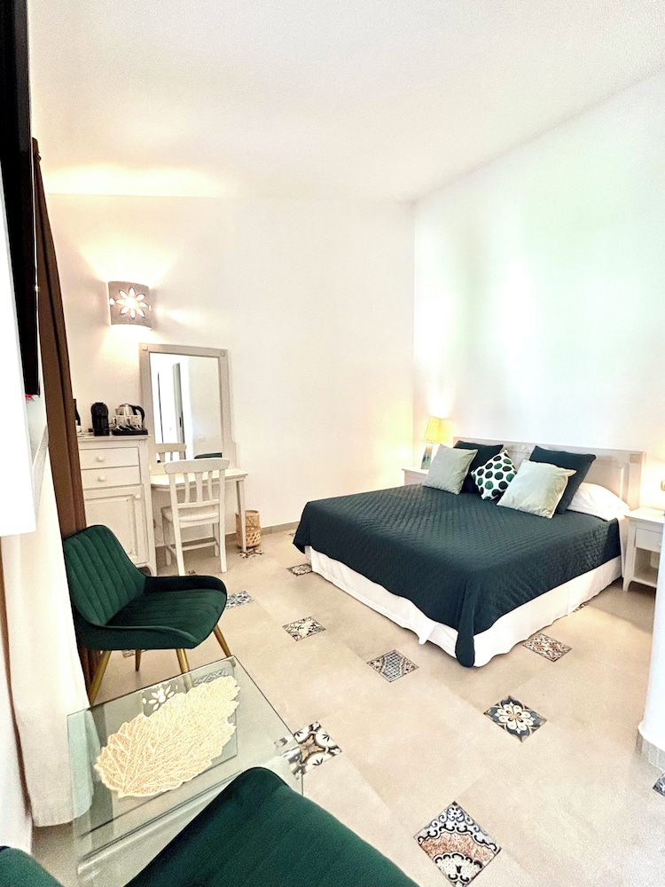 Deluxe Room - Photo 1