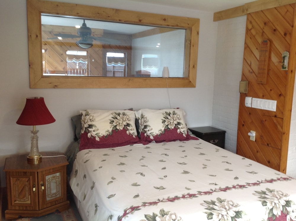 Premium Studio Suite, 1 Queen Bed photo 1