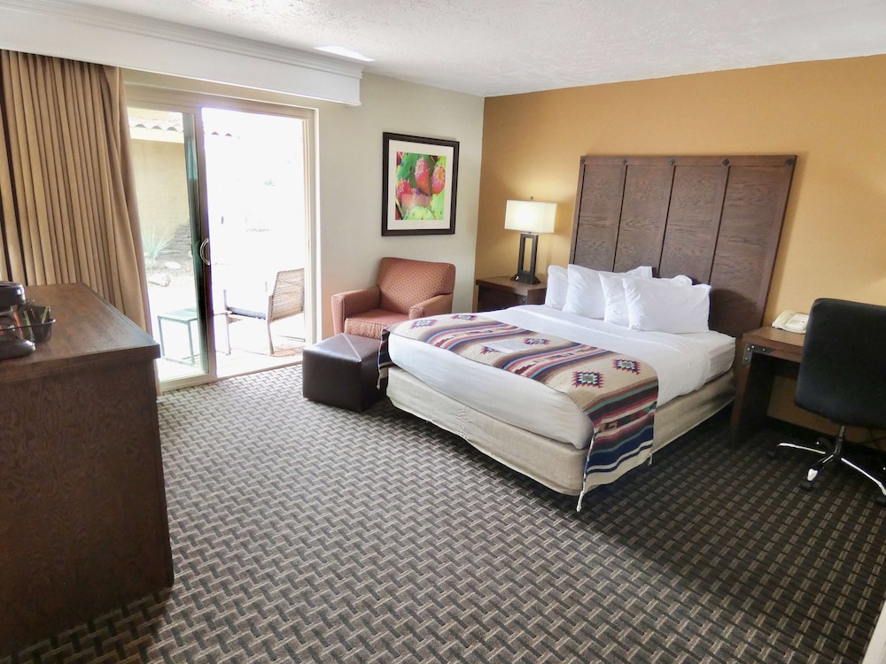 Standard Room, 1 Queen Bed, Non Smoking, Refrigerator & Microwave photo 1