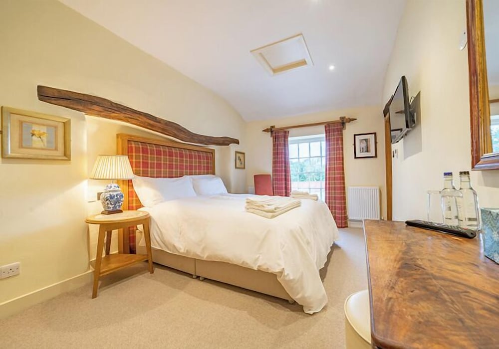 Green Hill - King Size Bedroom
