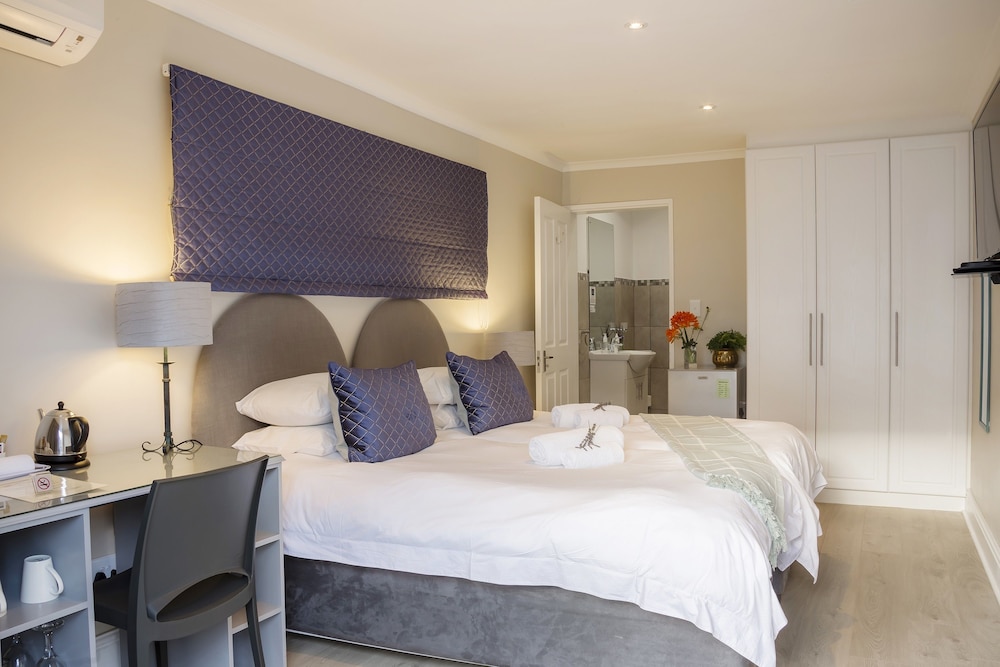 Superior Courtyard Suite 5 photo 1