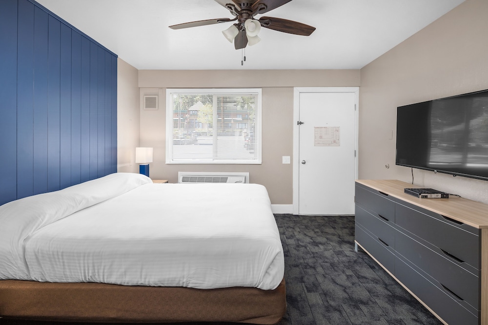 Standard Room, 1 King Bed photo 2